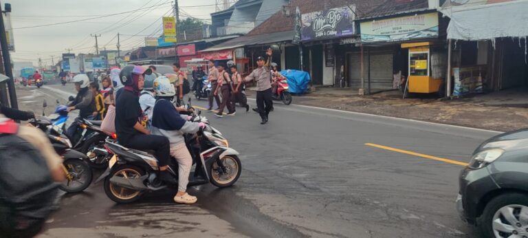 Sinergi Polisi dan Masyarakat, Cilimus Tetap Aman di Pagi Hari