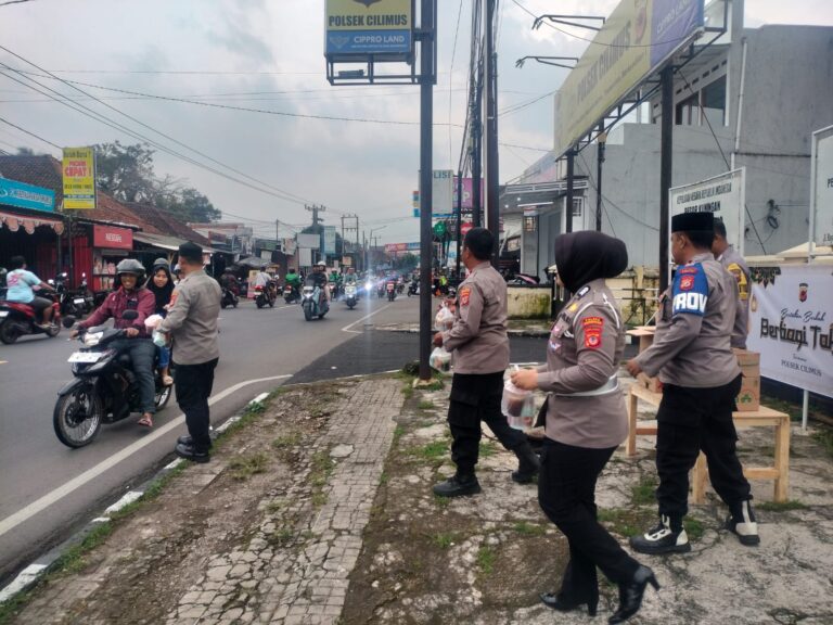 Ramadhan Penuh Berkah, Polsek Cilimus Bagikan Takjil Bersama Kapolres