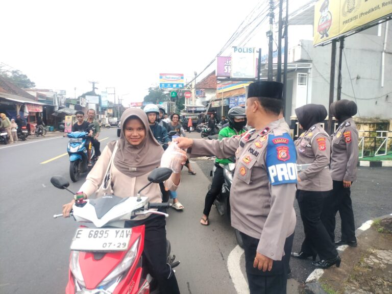 Polsek Cilimus dan Kapolres Kuningan Bersinergi Bagikan Takjil Ramadhan