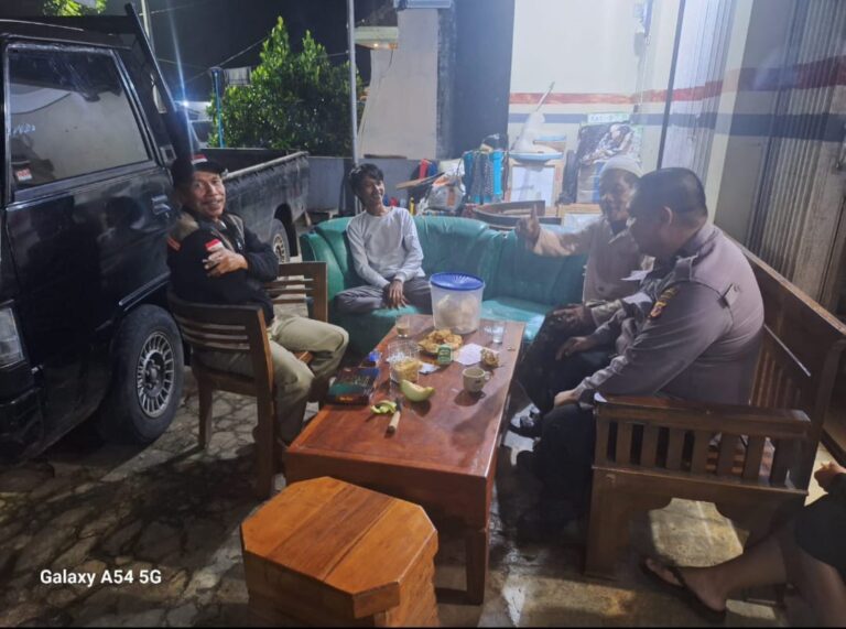 Personel Polsek Ciwaru Laksanakan Patroli Malam, Sambangi Warga untuk Jaga Kamtibmas