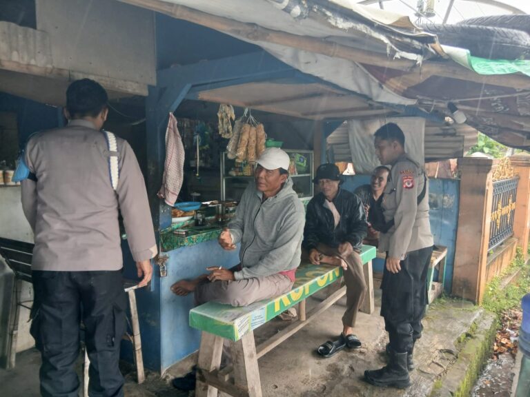 Kanit Propam dan Kanit Binmas Polsek Ciwaru Laksanakan Sambang Silaturahmi dengan Masyarakat