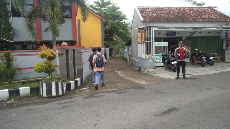 ANGGOTA POLSEK SUBANG LAKSANAKAN PH PAGI DI SMAN 1 SUBANG.