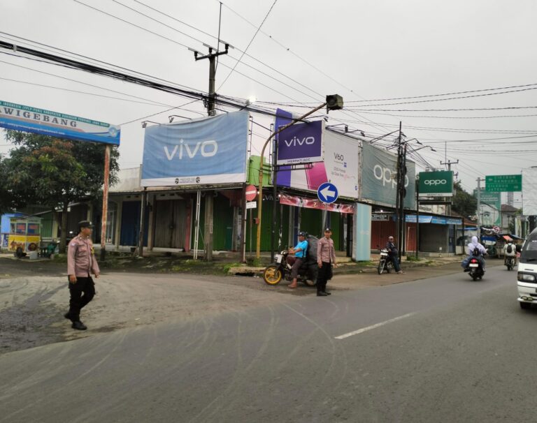 Pelayanan Pagi, Bhabinkamtibmas Polsek Ciawigebang Laksanakan Gatur Lalin Pagi di Depan Gerbang Masuk SMK PGRI