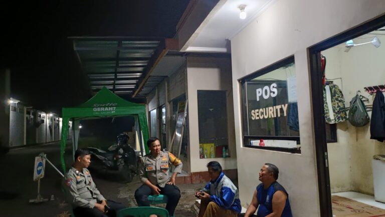 Anggota Bhabinkamtibmas Polsek Ciawigebang Laksanakan Patroli KRYD, Sambangi Satpam Toko Aneka Sandang