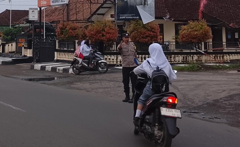 Bhabinkamtibmas Polsek Ciawigebang Laksanakan Pengaturan Lalu Lintas di Simpang Tiga Polsek