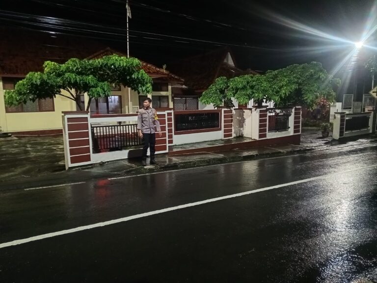 Bhabinkamtibmas Polsek Ciawigebang Laksanakan Patroli KRYD di Desa Mekarsari, Antisipasi Gangguan Kamtibmas