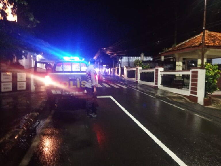 Bhabinkamtibmas Polsek Ciawigebang Patroli KRYD di Desa Mekarsari, Cegah Gangguan Kamtibmas