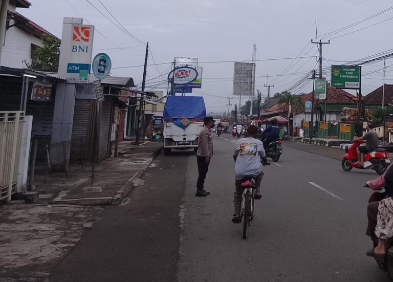 Bhabinkamtibmas Polsek Ciawigebang Laksanakan Pengaturan Lalu Lintas di Gerbang Masuk SMK PGRI