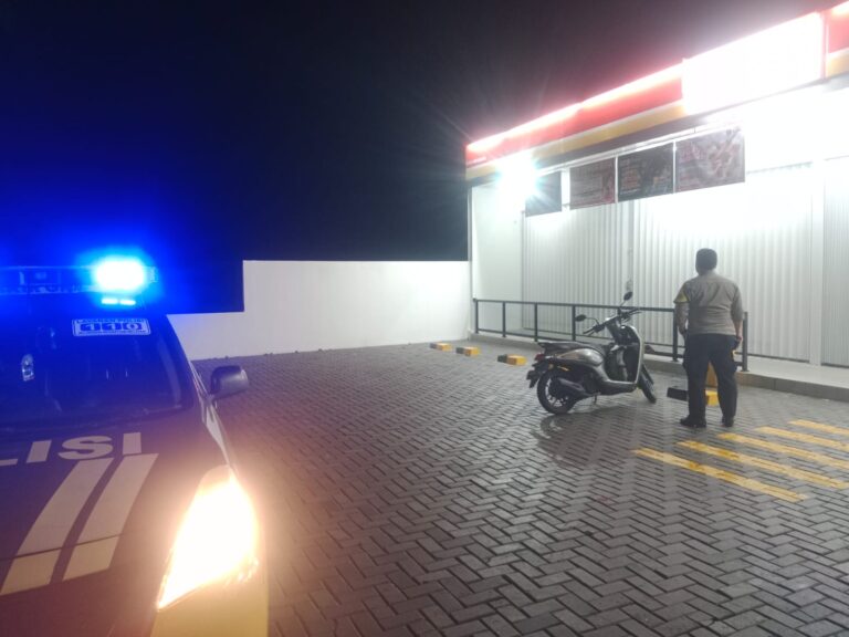 Bhabinkamtibmas Polsek Ciawigebang Laksanakan Patroli KRYD di Alfamart Ciawigebang