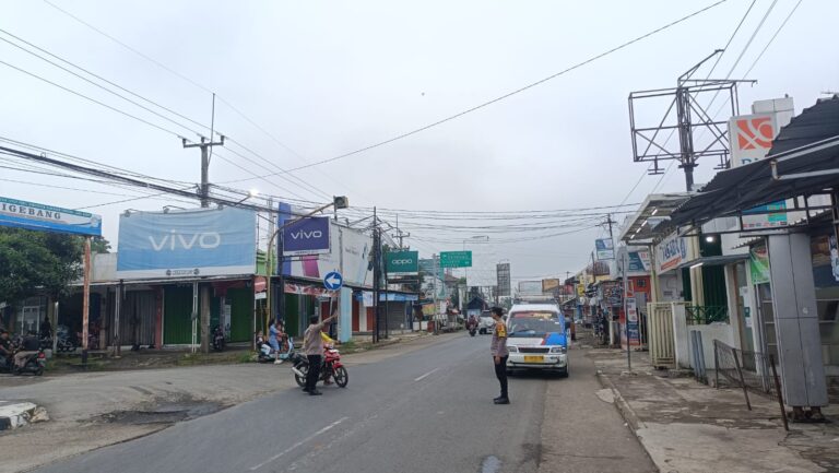 Bhabinkamtibmas Polsek Ciawigebang Laksanakan Pengamanan dan Pengaturan Lalu Lintas di Jalan Raya Siliwangi