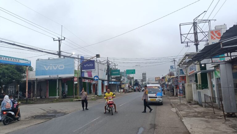 Bhabinkamtibmas Polsek Ciawigebang Hadir di Tengah Masyarakat, Amankan Arus Lalin Jalan Raya Siliwangi