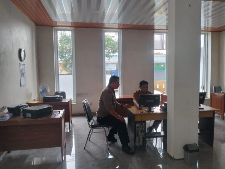 Sambang Perangkat Desa Kapandayan, Bhabinkamtibmas Perkuat Keamanan Lingkungan