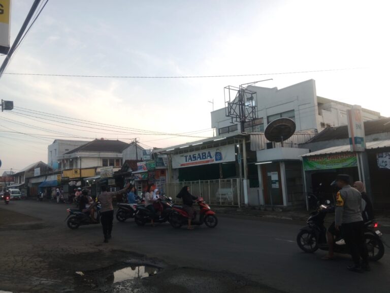 Bhabinkamtibmas Polsek Ciawigebang Atur Lalu Lintas di Simpang Tiga Komplek Perumahan Terminal Ciawigebang