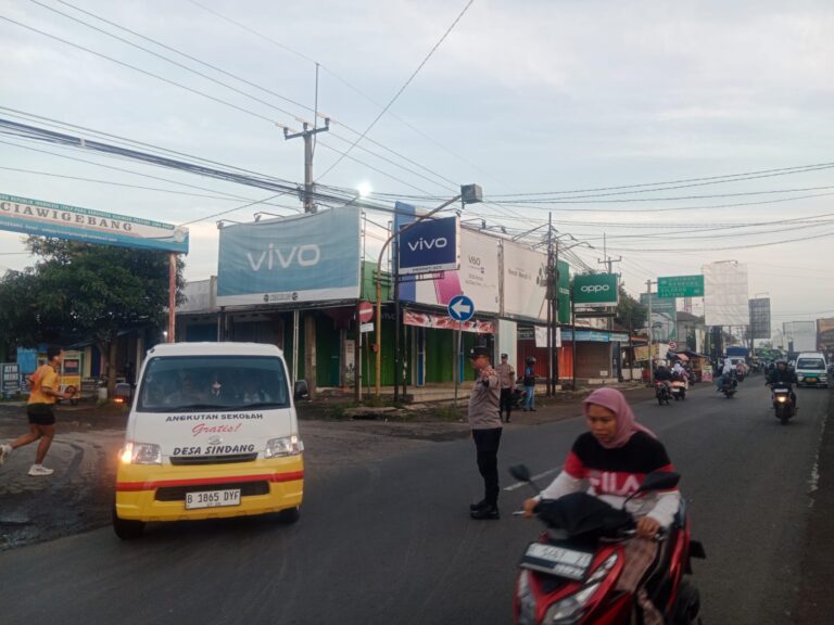 Bhabinkamtibmas Polsek Ciawigebang Pengaturan Lalu Lintas di Simpang Tiga Komplek Perumahan Terminal Ciawigebang