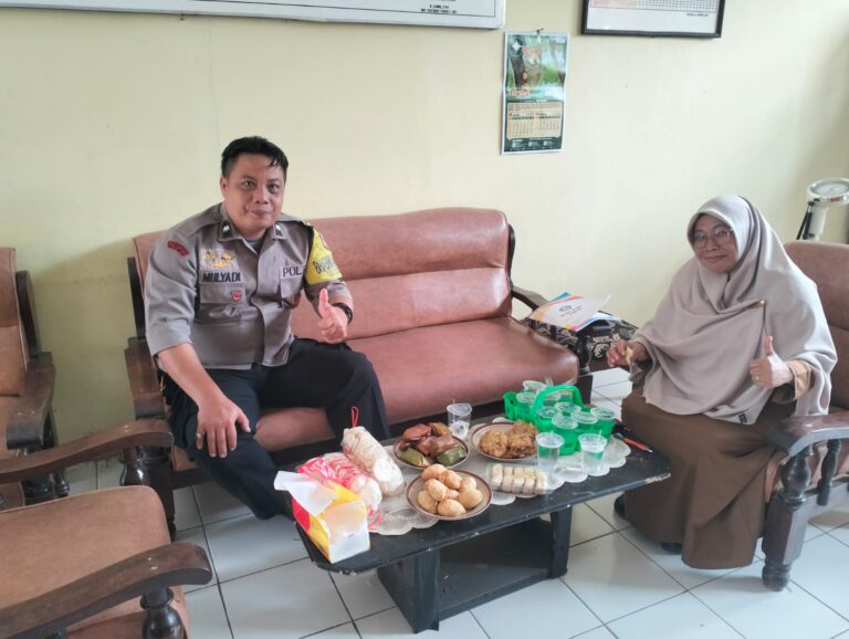 Bhabinkamtibmas Silaturahmi Kamtibmas dengan Kepala SDN 1 Kapandayan