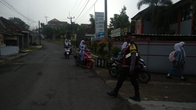 Polsek Subang Laksanakan Police Hazard Pagi, Wujudkan Keamanan dan Kelancaran Aktivitas Masyarakat.
