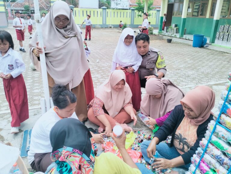 Bhabinkamtibmas Desa Kapandayan Dukung Kreativitas Daur Ulang di SDN 1, Sampaikan Pesan Kamtibmas