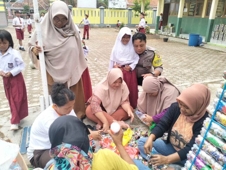 Wujud Kepedulian Polri, Bhabinkamtibmas Desa Kapandayan Dampingi Kegiatan Kreatif di Sekolah