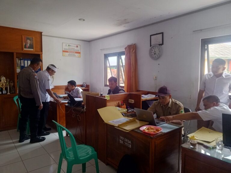 Bhabinkamtibmas Desa Pamulihan Jalin Sinergitas Kamtibmas dengan Pemerintahan Desa