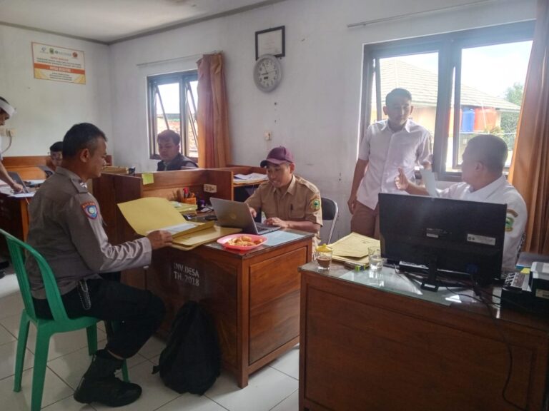Bhabinkamtibmas Desa Pamulihan Jalin Koordinasi dengan Pemerintahan Desa