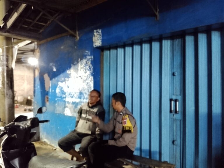 Bhabinkamtibmas Desa Sidaraja Sambang Warga Malam Hari, Sampaikan Pesan Kamtibmas