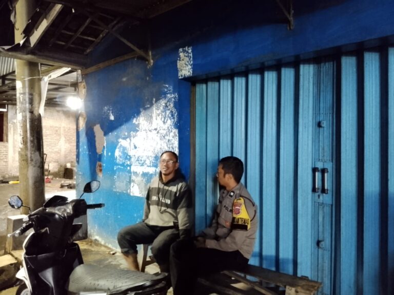 Bhabinkamtibmas Sidaraja Laksanakan Sambang Malam Hari, Perkuat Sinergitas dan Sampaikan Pesan Kamtibmas