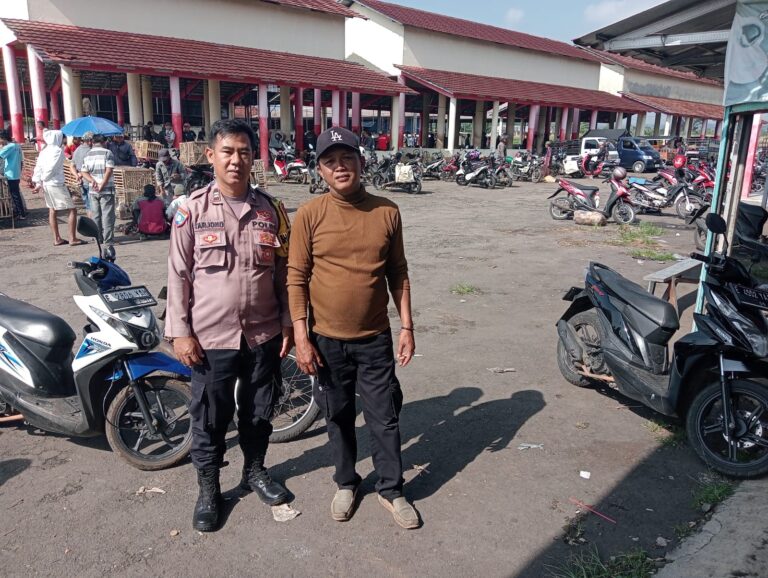 Bhabinkamtibmas Desa Ciawilor Sambangi Warga di Pasar Hewan, Sampaikan Pesan Kamtibmas