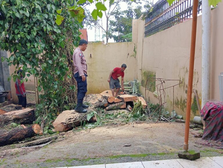 Bhabinkamtibmas Ciawilor Sambangi Warga, Sampaikan Imbauan Kamtibmas Saat Penebangan Pohon