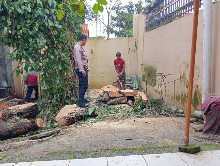 Bhabinkamtibmas Desa Ciawilor Beri Imbauan Kamtibmas Saat Warga Tebang Pohon