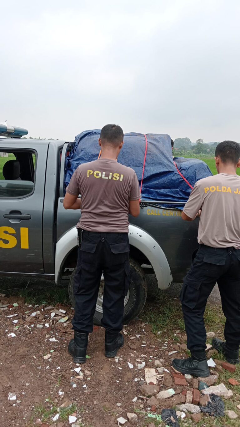 Polsek Ciawigebang Kawal Penjualan Jagung Hibrida Petani Desa Lebaksiuh ke Bulog