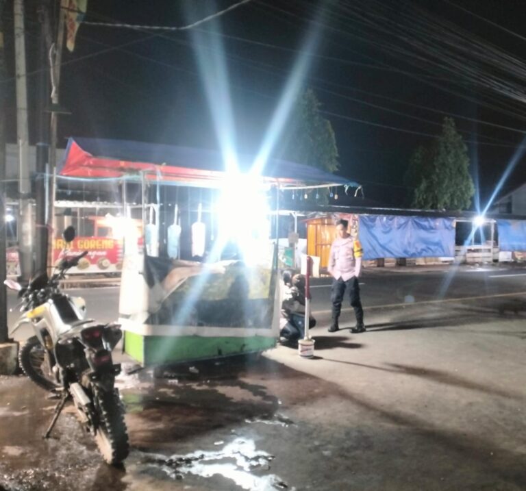 Patroli Malam Hari, Bhabinkamtibmas Polsek Ciawigebang Antisipasi C3 di Pasar Malam Desa Ciputat