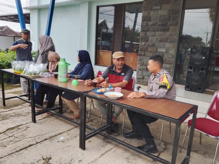 Bhabinkamtibmas Sidaraja Monitoring Bazar Sembako Murah KDMP di Desa Sidaraja