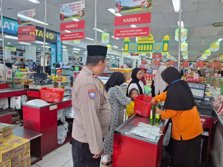 Patroli Dialogis PS. Panit 2 Samapta Polsek Ciawigebang di Toserba Fajar, Perkuat Kamtibmas Selama Ramadhan 1447 H
