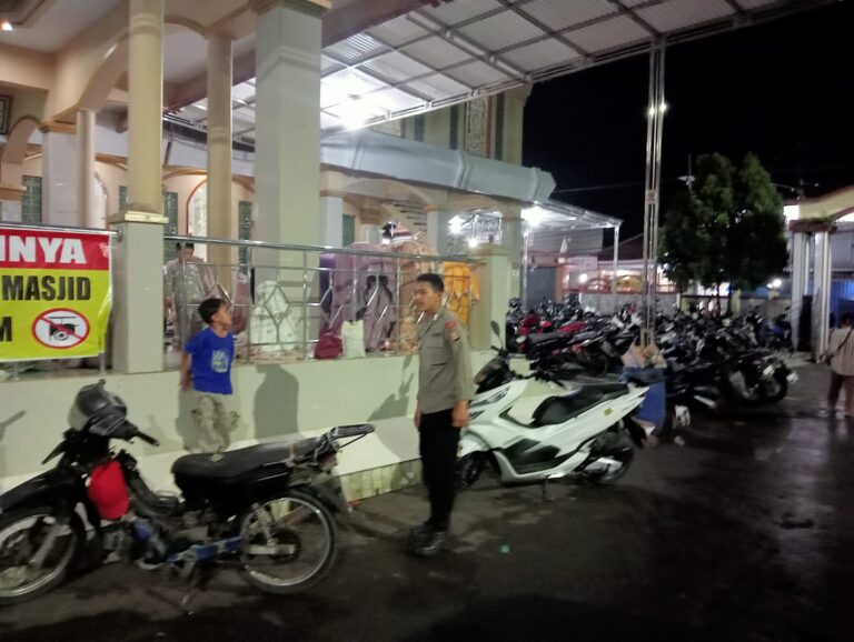 Patroli Malam Hari, Bhabinkamtibmas Polsek Ciawigebang Amankan Area Parkir Masjid At Taqwa Saat Tarawih