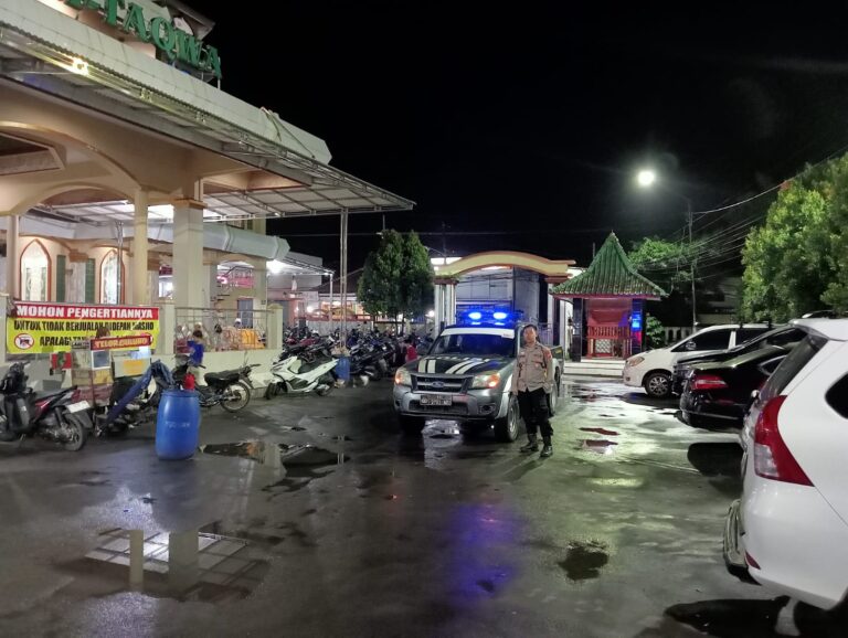 Cegah C3 di Bulan Suci, Bhabinkamtibmas Polsek Ciawigebang Intensifkan Patroli Malam Hari Sambangi Parkiran Masjid Saat Tarawih
