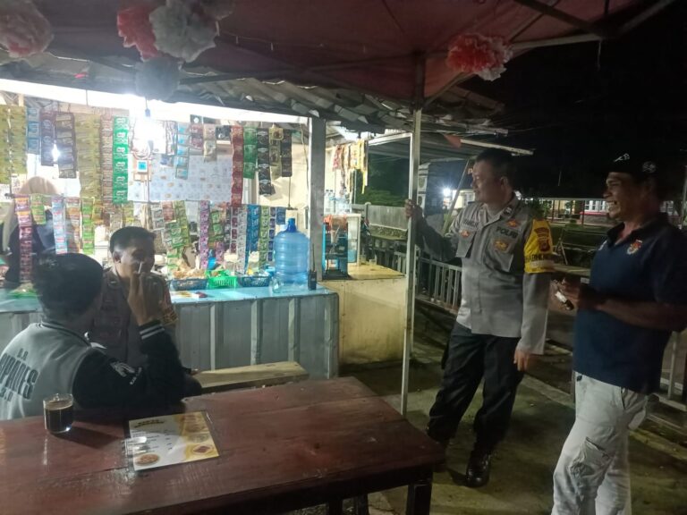 Patroli Malam Hari Ramadhan 1447 H, Bhabinkamtibmas Polsek Ciawigebang Sambangi Warga di Alun-Alun Desa Ciawigebang