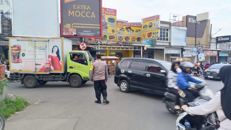 Bhabinkamtibmas Polsek Ciawigebang Laksanakan Pengamanan Ngabuburit di Simpang Empat Terminal Ciawigebang