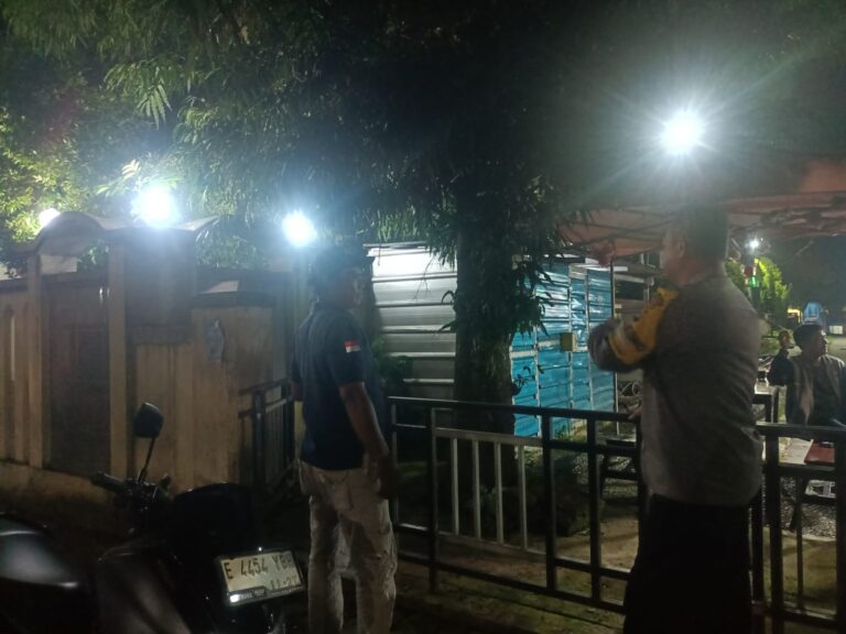 Bhabinkamtibmas Polsek Ciawigebang Gencarkan Patroli Malam Hari, Ajak Warga Desa Ciawigebang Jaga Kamtibmas Selama Ramadhan 1447 H