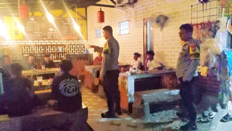 Patroli Malam Hari Ramadhan 1447 H, Bhabinkamtibmas Polsek Ciawigebang Sambangi Remaja di Alam Asri Cafe Desa Ciawigebang