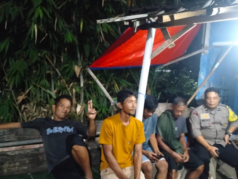 Bhabinkamtibmas Giat Sambang Malam Hari, Ajak Warga Tingkatkan Siskamling Selama Ramadhan 1447 H