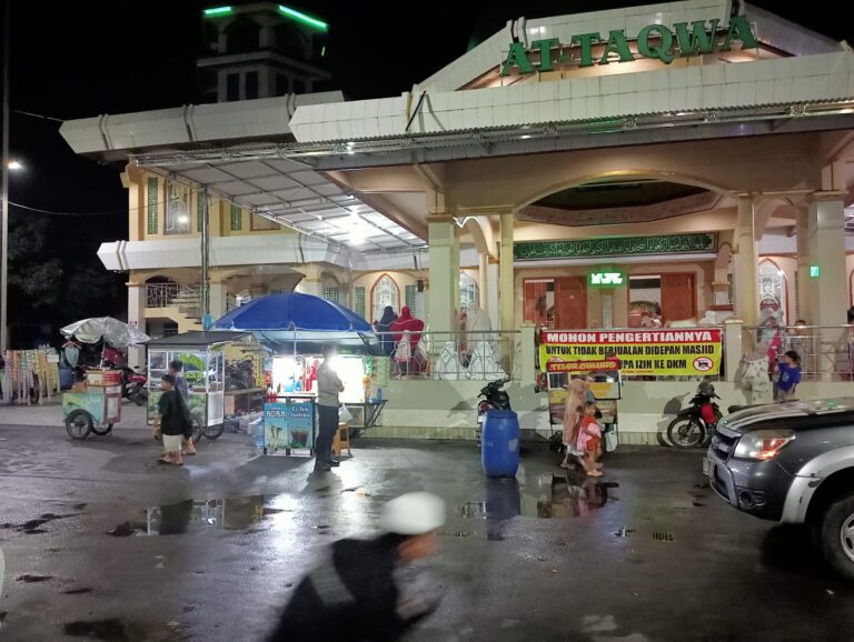 Bhabinkamtibmas Amankan Shalat Tarawih di Masjid At Taqwa Desa Ciawigebang