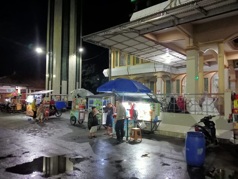 Bhabinkamtibmas Amankan Shalat Tarawih di Masjid At Taqwa Desa Ciawigebang, Situasi Kondusif Terjaga