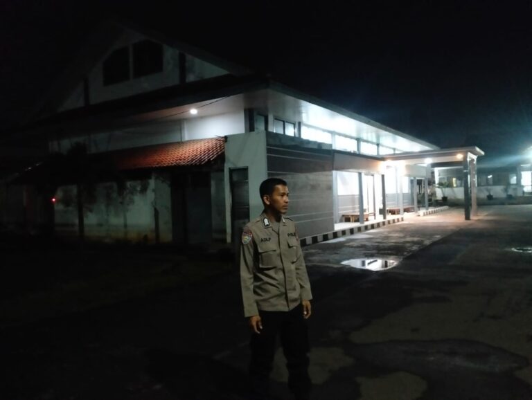 Patroli Malam Hari Ramadhan 1447 H, Bhabinkamtibmas Polsek Ciawigebang Jaga Kondusifitas Wilayah