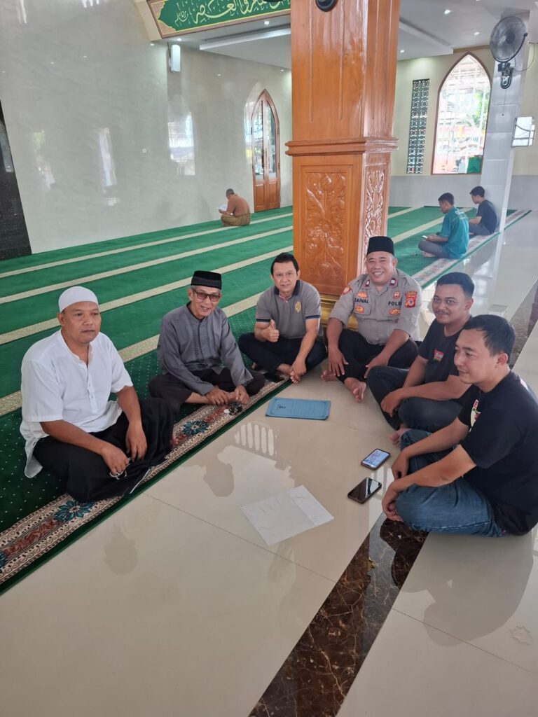PS. Panit 2 Samapta Jalin Silaturahmi Kamtibmas Usai Shalat Dzuhur di Masjid At Taqwa Jaga Kamtibmas Ramadhan 1447 H