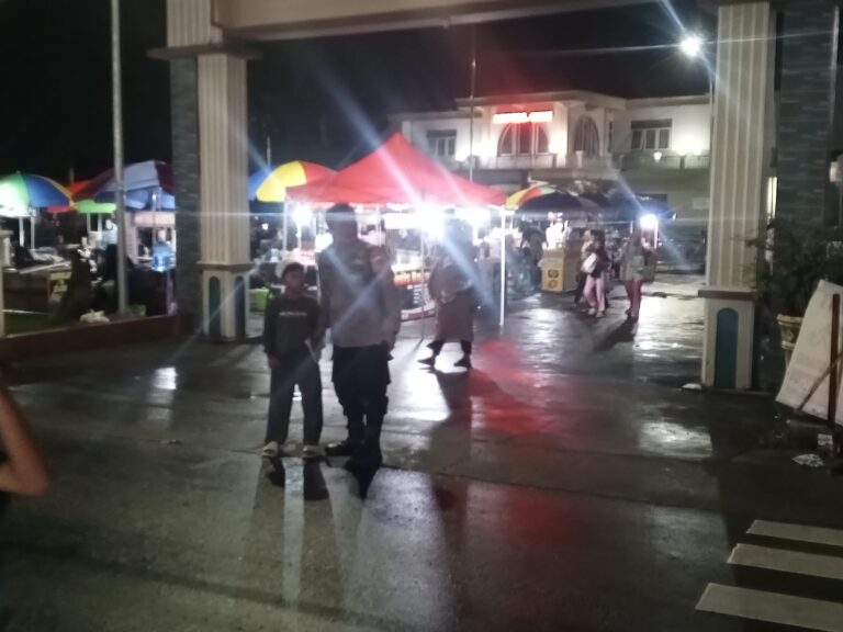 Bhabinkamtibmas Ciawigebang Laksanakan Pengamanan dan Gatur Lalin Shalat Tarawih di Masjid Al Mubarok Desa Pangkalan