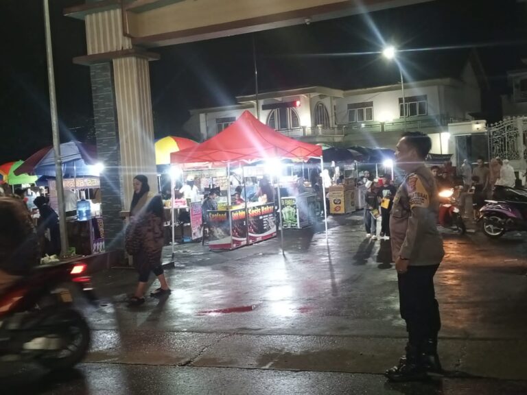 Bhabinkamtibmas Ciawigebang Hadir Beri Rasa Aman Saat Tarawih di Masjid Al Mubarok Desa Pangkalan