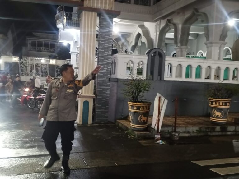 Bhabinkamtibmas Ciawigebang Laksanakan Pengamanan Shalat Tarawih di Masjid Al Mubarok Desa Pangkalan