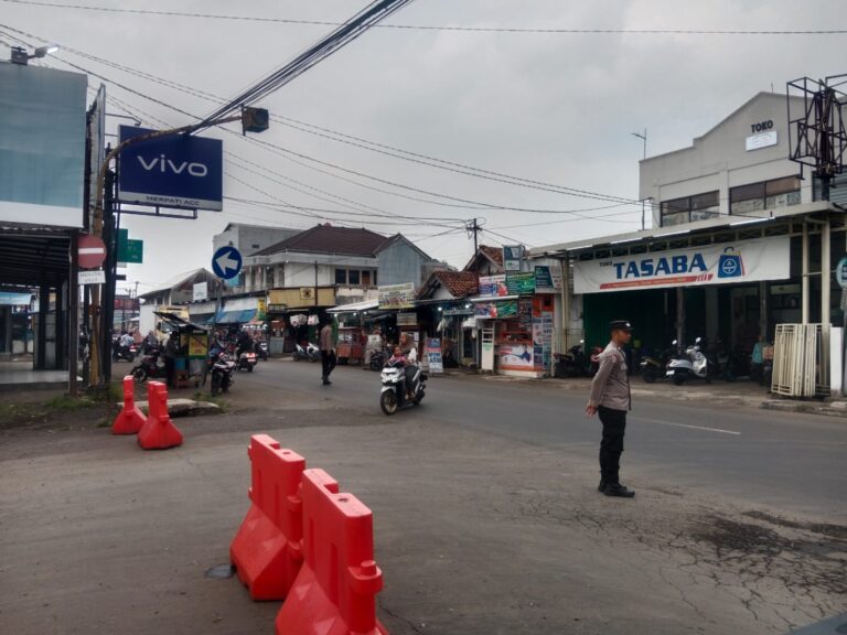 Bhabinkamtibmas Amankan Ngabuburit di Jalan Raya Siliwangi