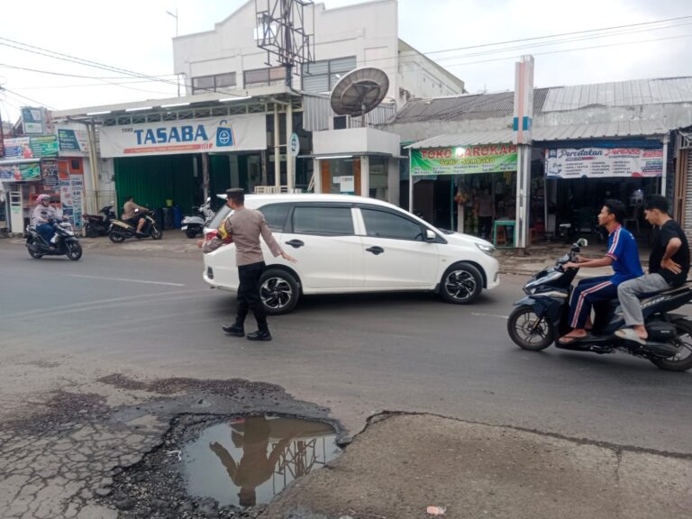 Bhabinkamtibmas Laksanakan Pengaturan Lalin Sore Hari di Jalan Raya Siliwangi