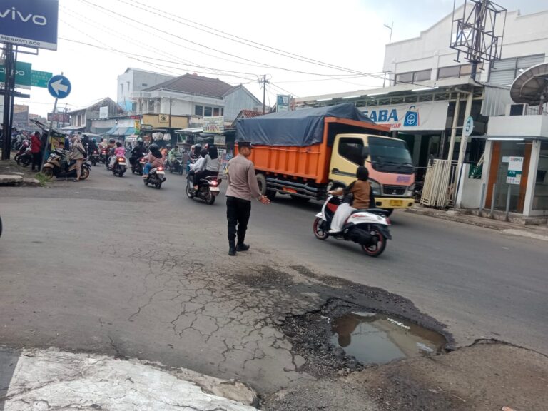 Wujud Pelayanan Prima, Bhabinkamtibmas Polsek Ciawigebang Atur Lalin di Jalan Raya Siliwangi Jelang Berbuka Puasa